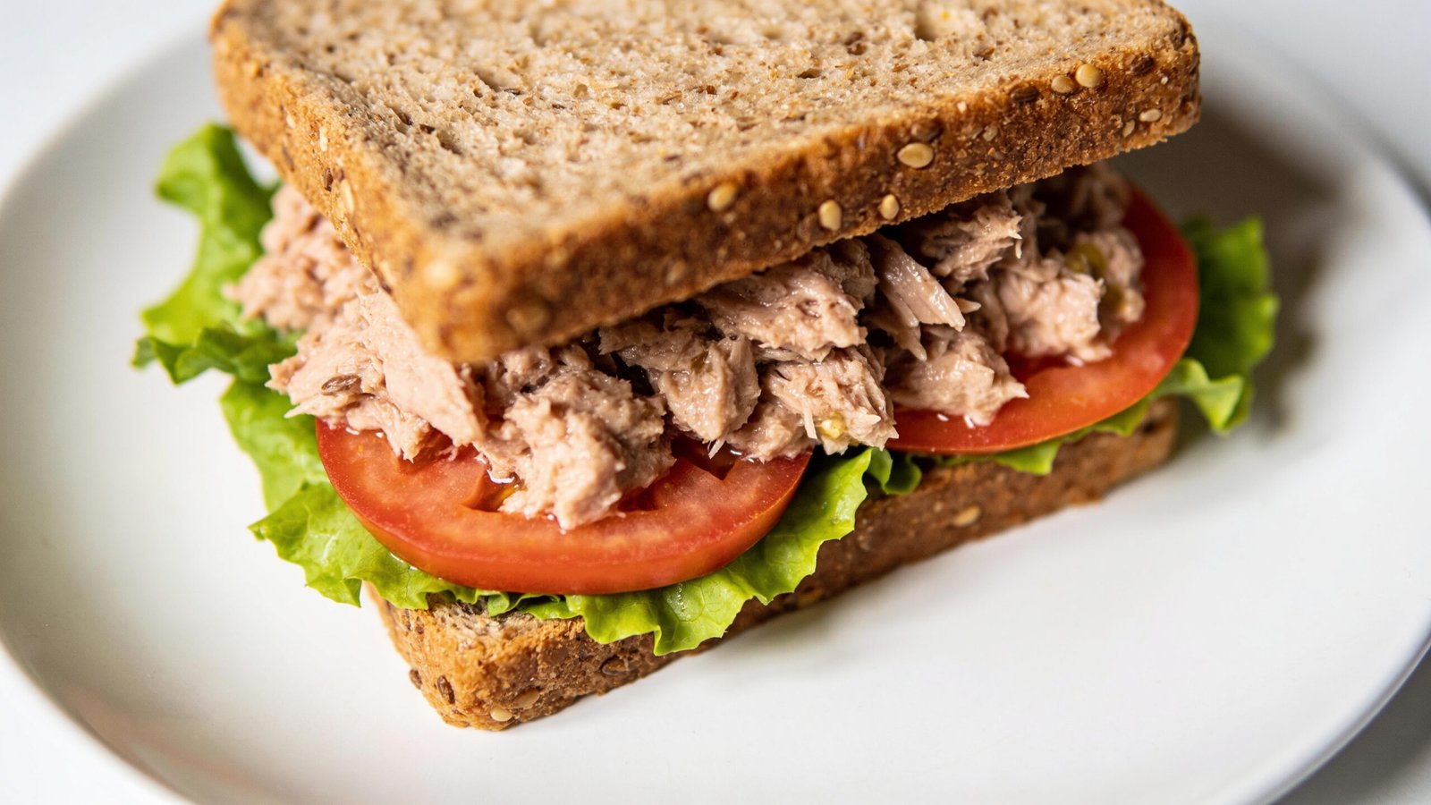 vecteezy_healthy-tuna-sandwich-with-fresh-vegetables-on-wooden-table_84130556